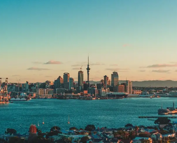 Vista de Auckland al atardecer, con la Sky Tower y la bahía